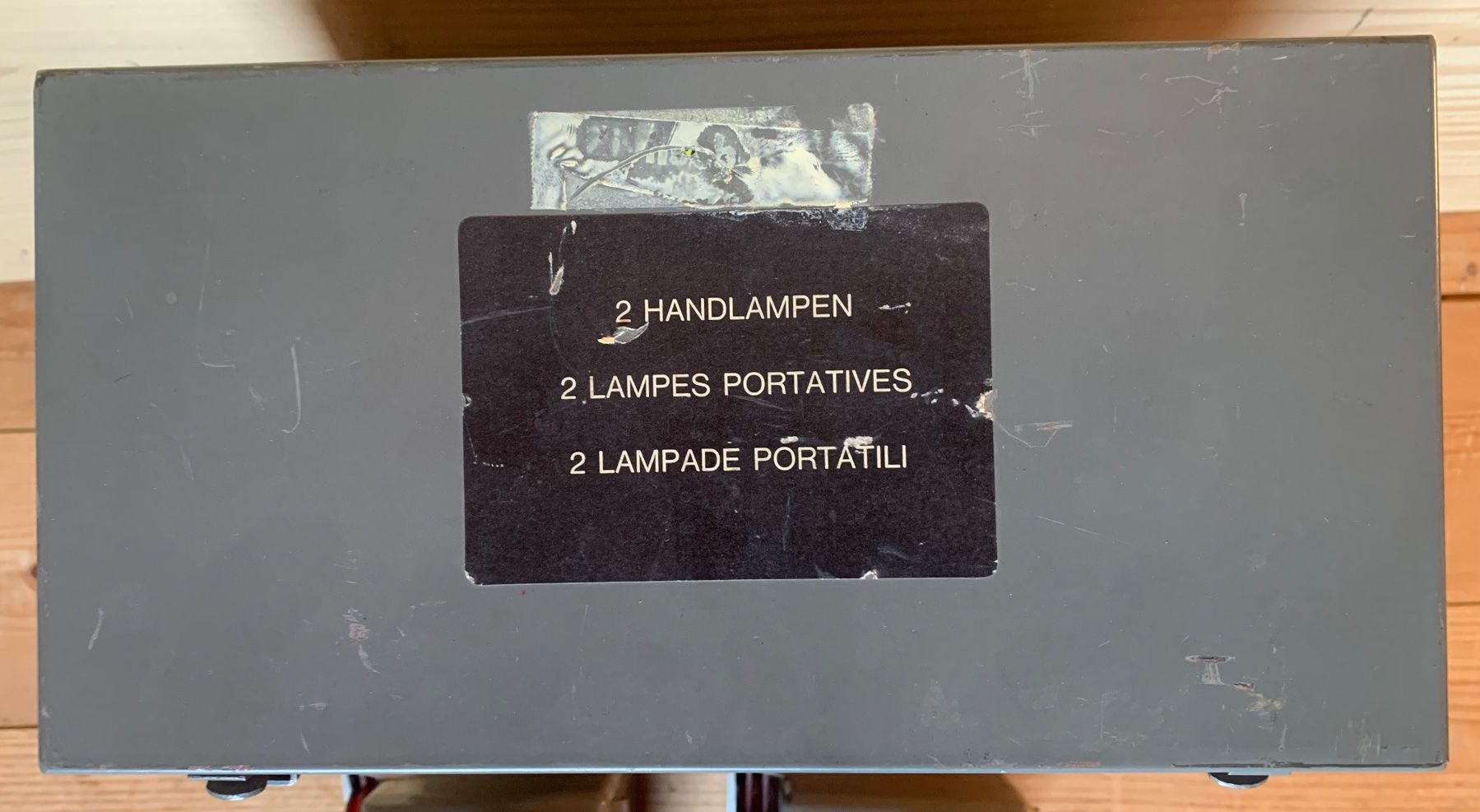 Armée suisse Lampes: 2 Handlampen der CH Armee in Blechkiste – D'occasion à Goldingen par Bergler012 5