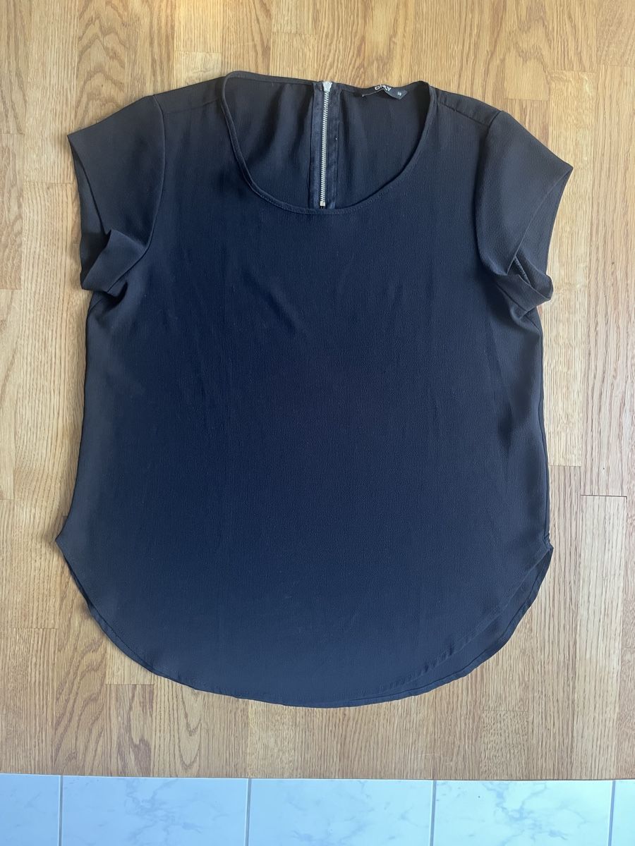 Only T-shirt: 4x ONLY T-Shirt/Bluse, Grösse 36 – Usato da Sursee venduto da abcdxyz 7