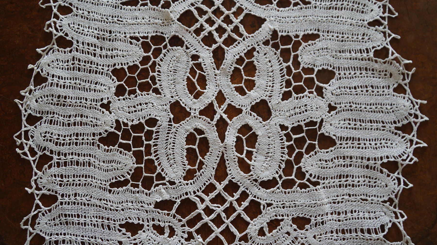 Altra biancheria da tavola: Klöppelspitze Läufer 92x40cm – Usato da Bern venduto da Antikbatik 3