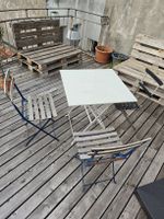 Gartentisch und Stühle