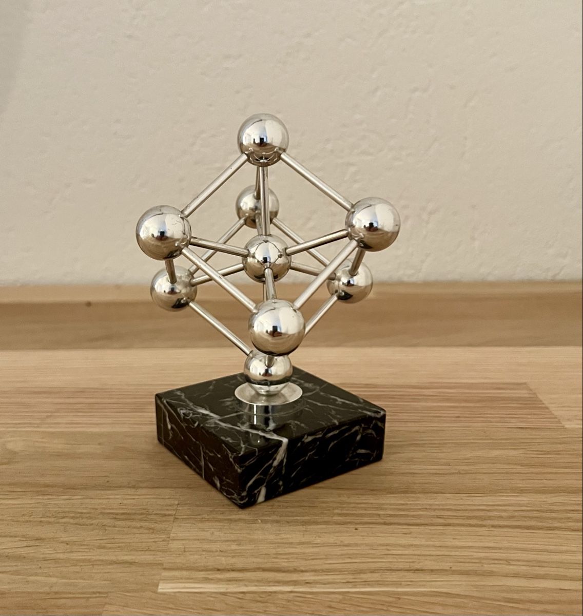 Skulpturen & Statuen: Atomium Skulptur auf Marmorsockel Brüssel – Gebraucht aus Hunzenschwil von Madachica 4