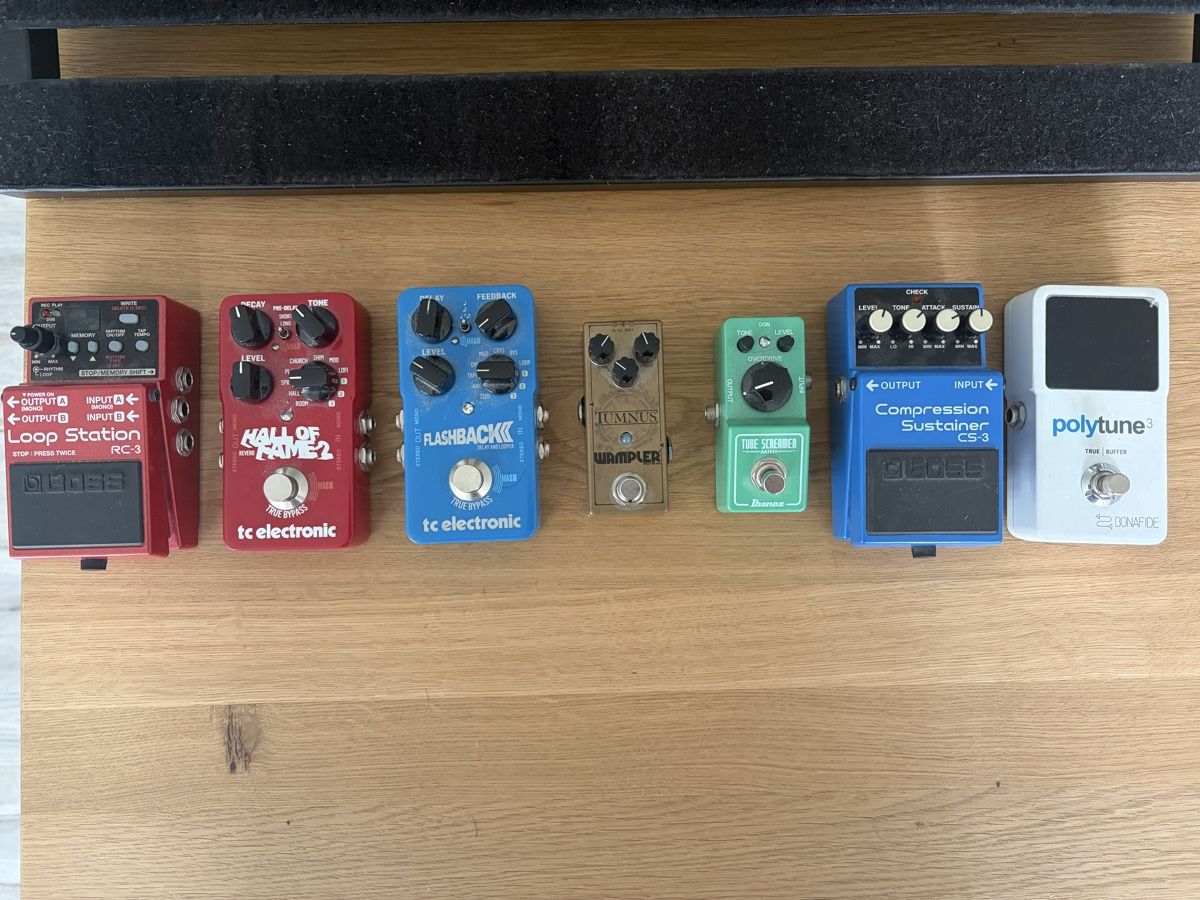Instruments de musique: Pedalboard mit Netzteil und Pedals – D'occasion à Dällikon par Jonathan003 1
