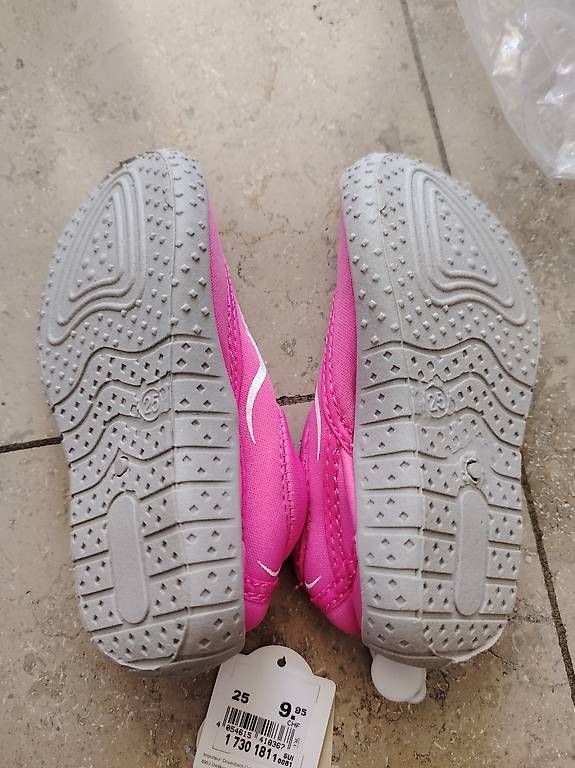 Chaussures filles: Badeschuhe NEU Gr 25 – D'occasion à Wilen b. Wollerau par Karin1985 1