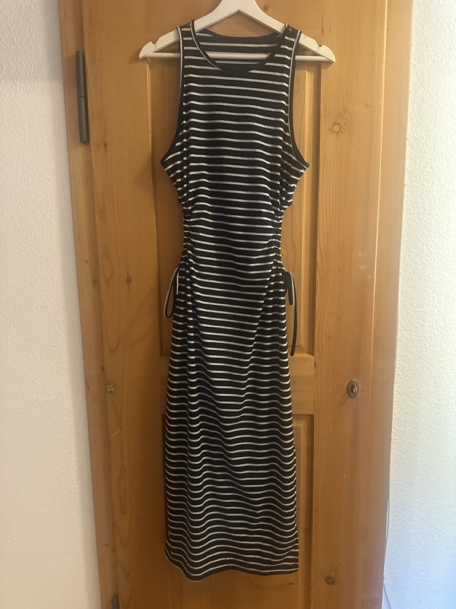 Shein Vestiti: Schönes enges Kleid – Usato da Tiefencastel venduto da Dariaca