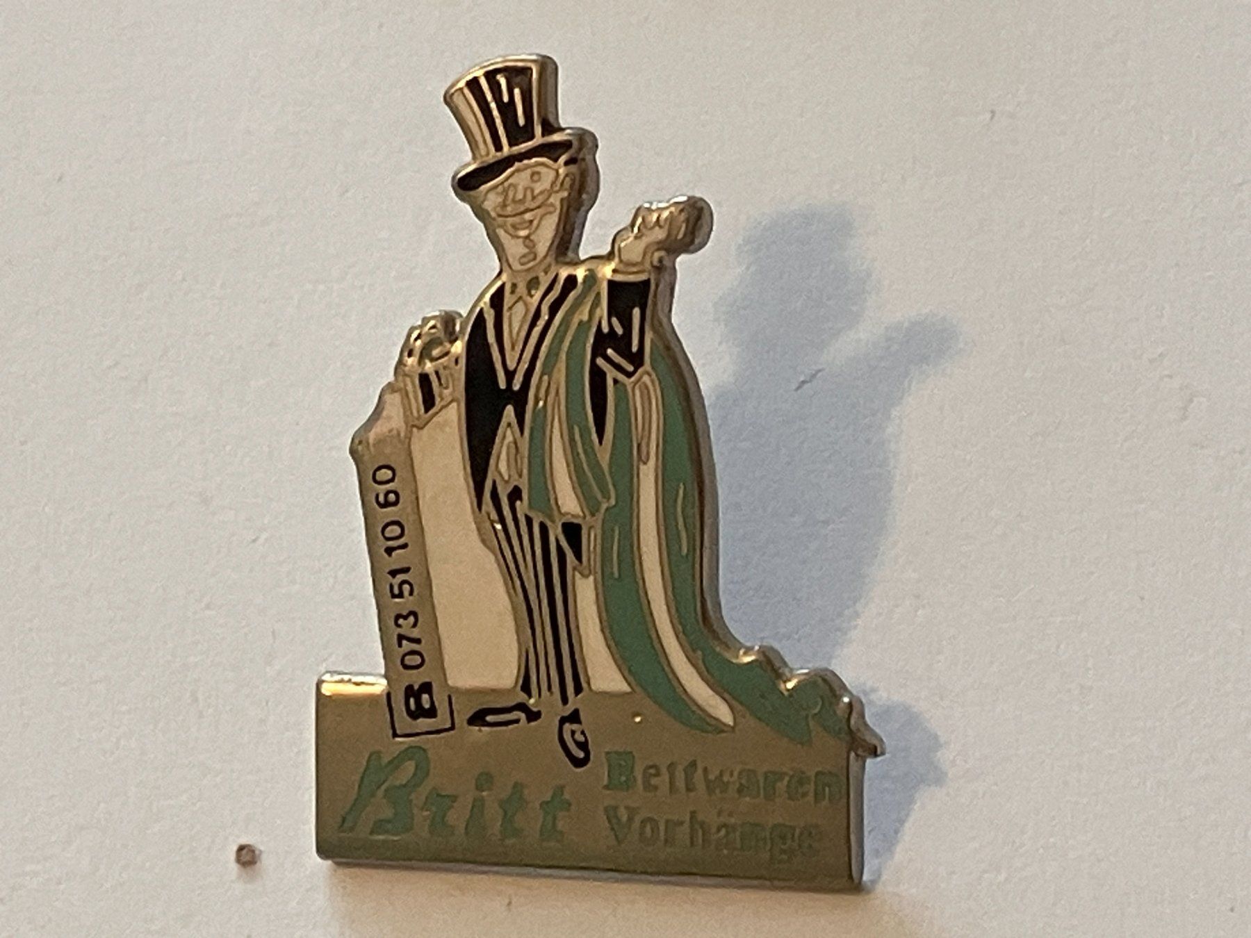 Placchette & Badge: 1 Pin Britt Bettwaren Vorhänge – Usato da Basel venduto da djwwpp