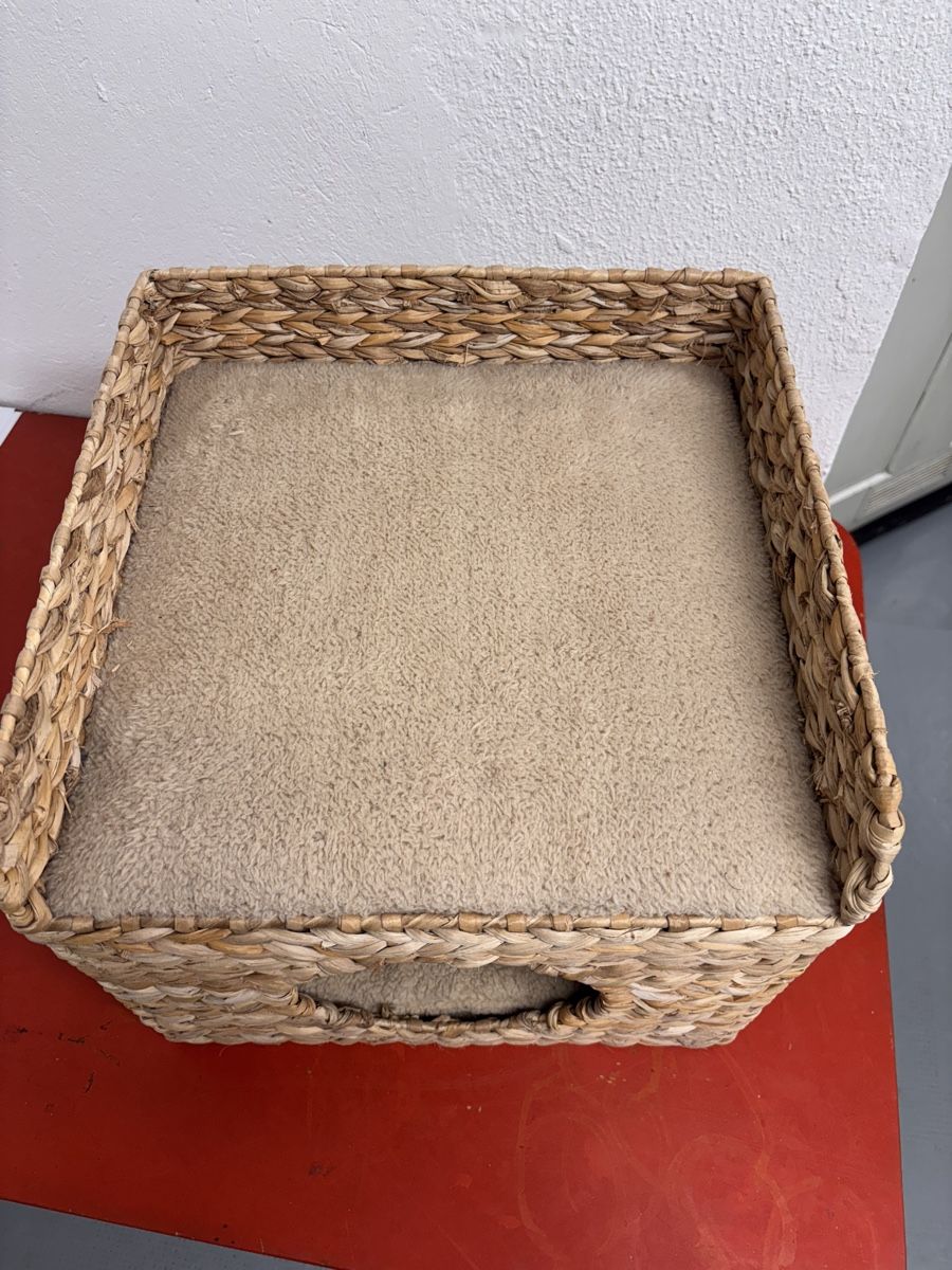 Cucce & Letti: Kuscheliges Katzenhaus  – Usato da Basel venduto da Jillcaarmen
