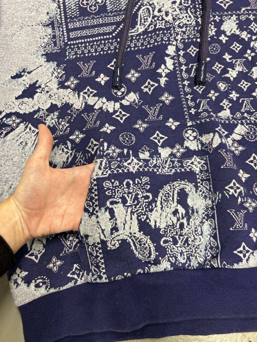 Louis Vuitton Pulls & Sweat-shirts: Louis Vuitton Kapuzenpullover kurzarm blau gemustert – D'occasion à Oetwil am See par ani_7x9l 3