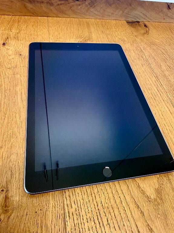 Apple Tablet PC: iPad 6. Gen - 128 GB mit Wandhalterung – Usato da Unterkulm venduto da X___X 1