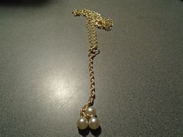 Kette goldfarbig/3 weisse Kugeln