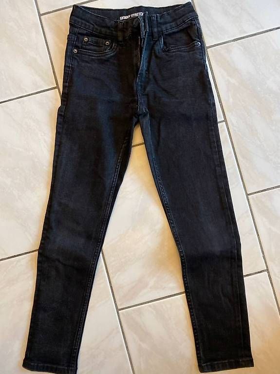 Hosen: Vend lot pantalons 134 enfant – Gebraucht aus Morrens VD von gia_sfs5 3