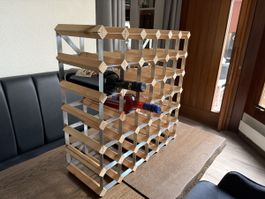 Schönes Weinregal aus Holz und Metall