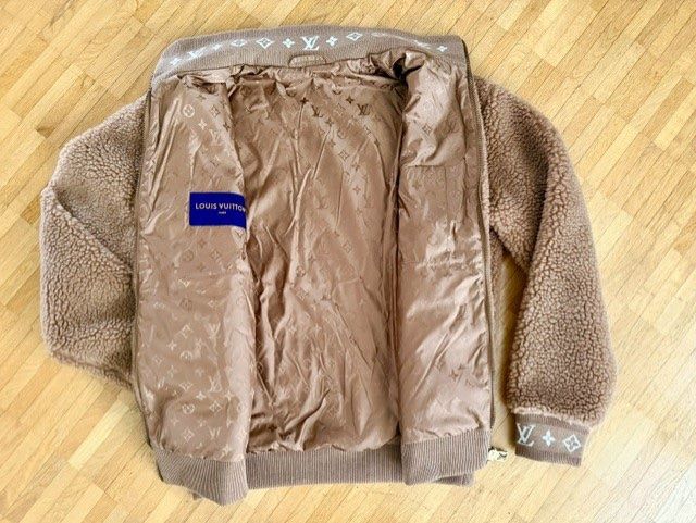 Louis Vuitton Giacche: Louis Vuitton Leather Patch Fleece Blouson - Braun – Nuovo (secondo la descrizione) da Dübendorf venduto da kerstinbrisbane 2