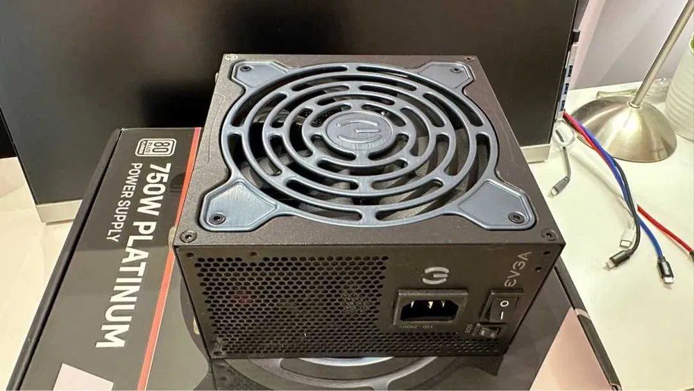 Componenti elettronici: EVGA Supernova 750 P5 80 Plus Platinum 750W Fully Modular PS – Usato da Ostermundigen venduto da MrSilva