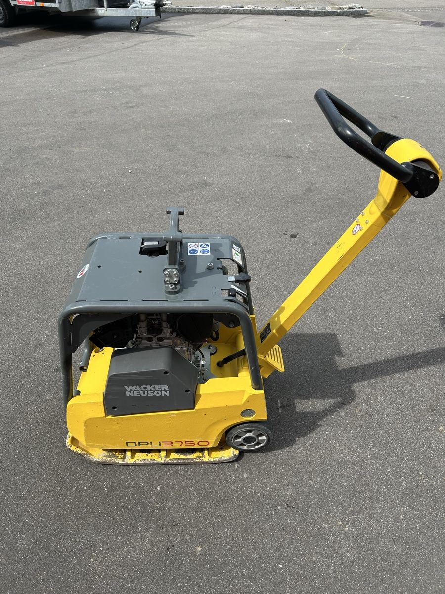 Wacker Neuson Toutes les machines: Rüttelplatte Vibroplatte Plattenvibrator Wacker Neuson – D'occasion à Salmsach par Takeuchi_W395