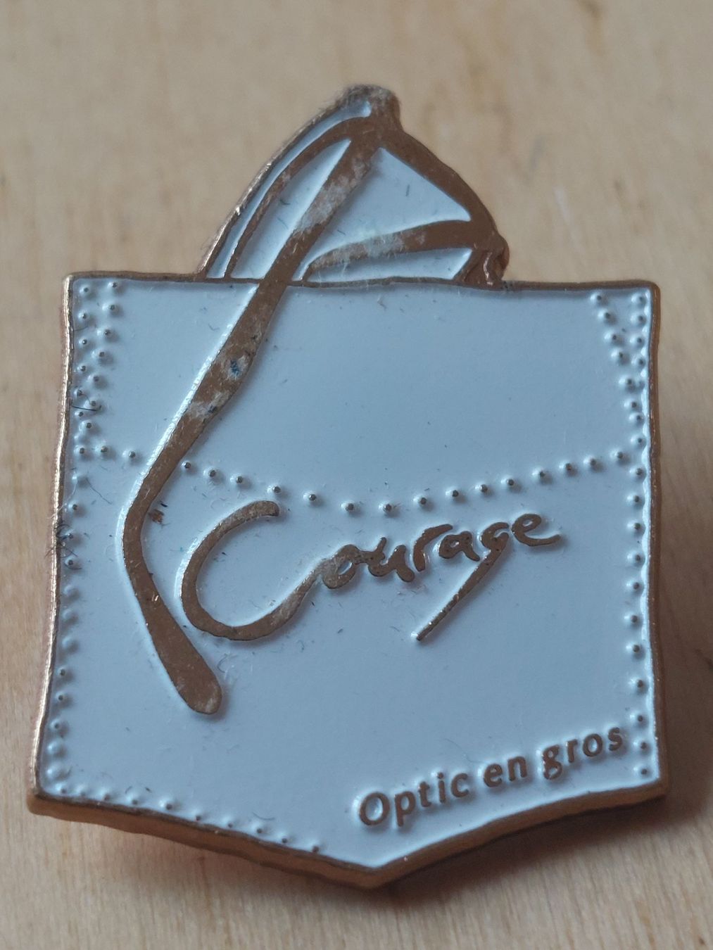 Placchette & Badge: COURAGE - Optic en gros - PIN – Usato da Gipf - Oberfrick venduto da Esnoopy 1