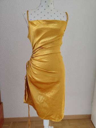 Robe satinée jaune avec fronces  ajustables
