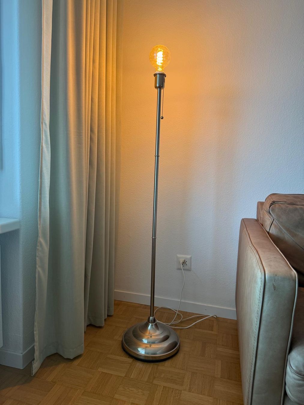 Lampade: Stehlampe mit Vintage-Glühbirne – Usato da Horn venduto da P.Blattmann