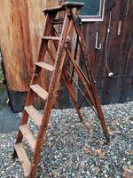 Ancienne échelle de peintre en bois.