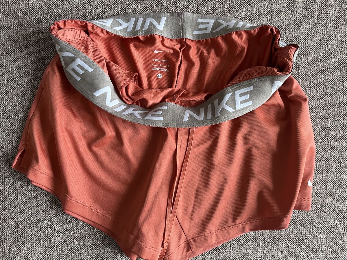 Nike Pantaloni: Nike - Damen-Shorts – Nuovo (secondo la descrizione) da Rheinfelden venduto da Storm1905 2