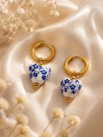 Orecchini pendenti con cuori in ceramica blu e dettagli oro