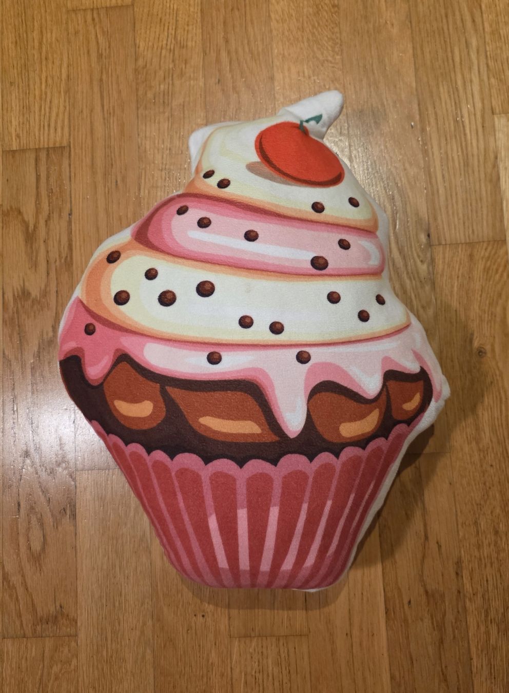 Cuscini: Cuscino Peluche Cupcake con Ciliegina  – Usato da Porza venduto da fra_c8qj