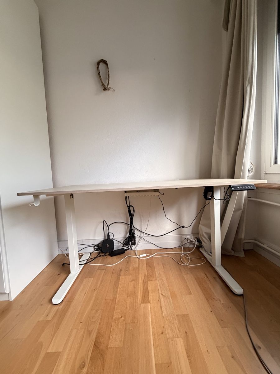 Bureaux: Standing Desk with Control Panel – D'occasion à Zürich par mar_h7x7 2
