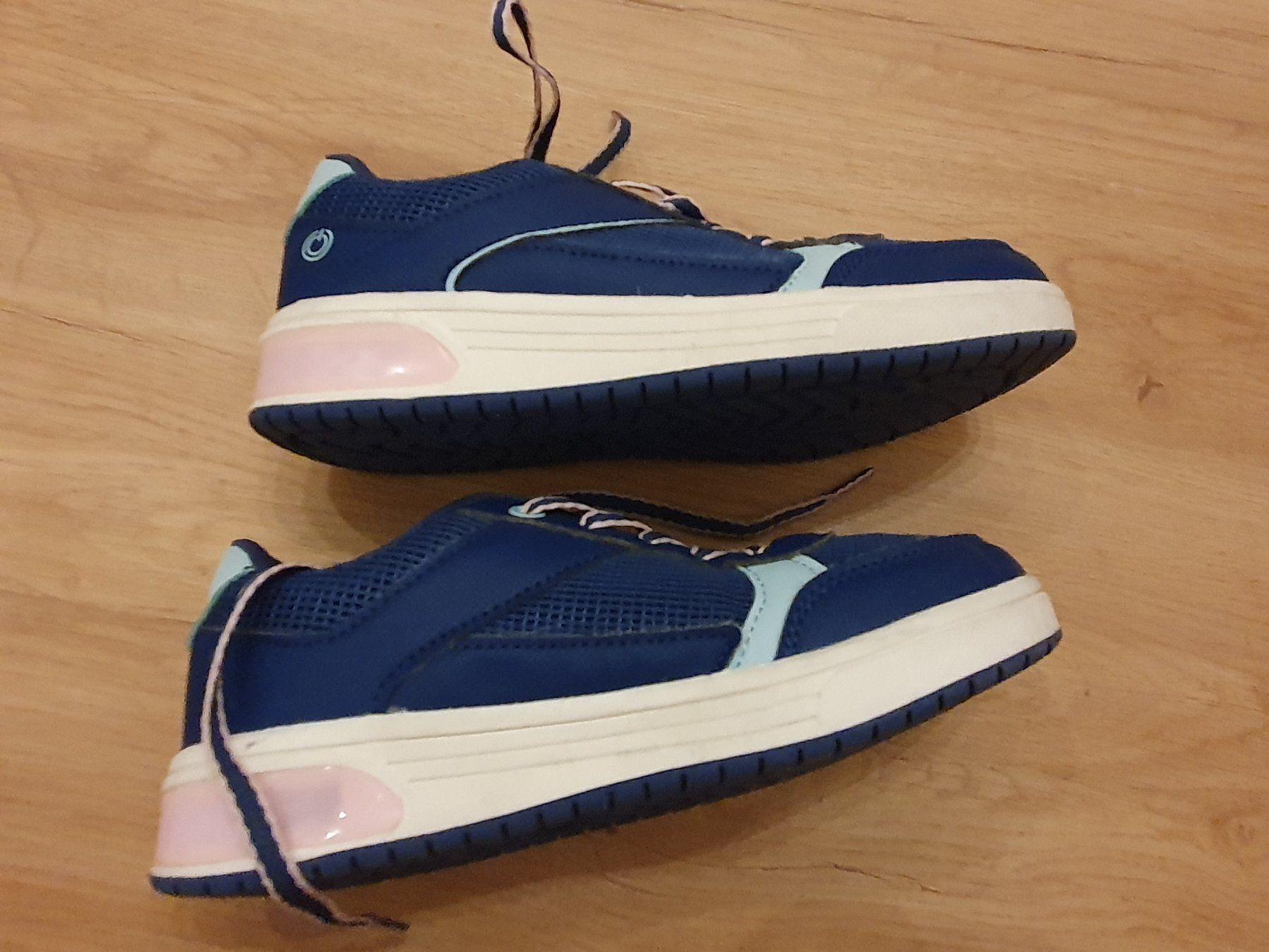 Schuhe für Mädchen: Sneaker Gr. 31, blau mit Leuchtfunktion – Neu (gemäss Beschreibung) aus Heinrichswil von frankie19860 7