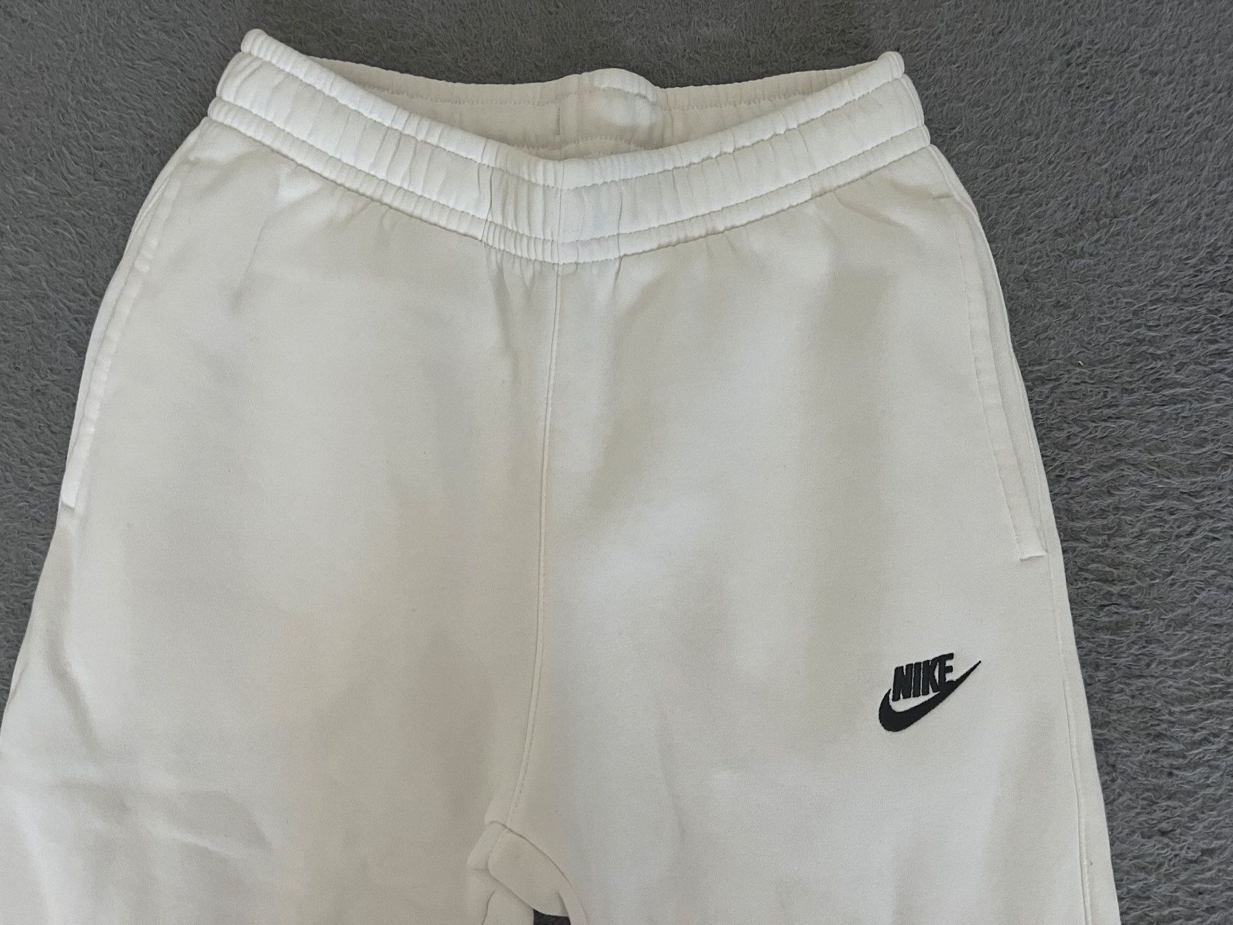Nike Pantalons: Pantalon de jogging Nike blanc – D'occasion à Court par Style_ambre 1