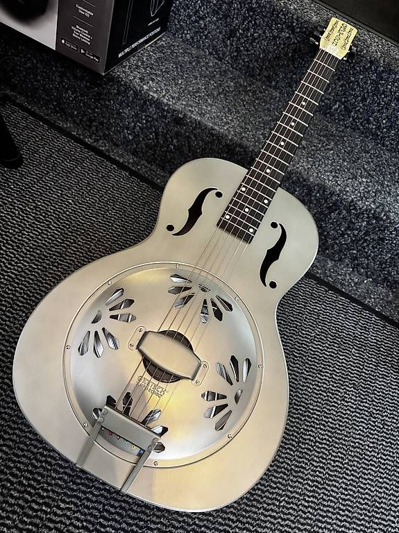 Strumenti musicali: Gretsch G9201 Honey Dipper  – Nuovo e nell'imballaggio originale da Morges venduto da GvnMusic 4
