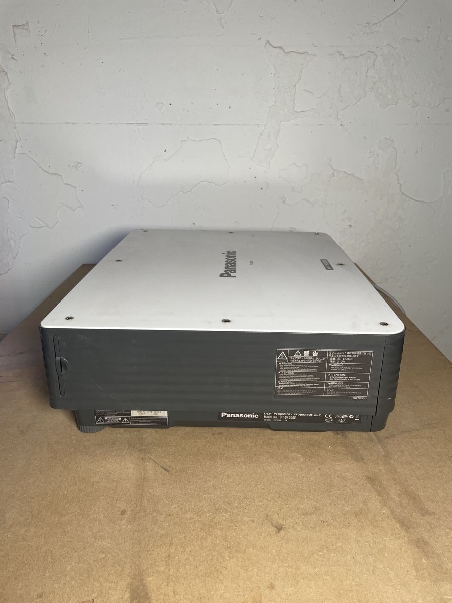 Panasonic Proiettori: Beamer Panasonic PT-D4000 XGA 4000 – Usato da Fribourg venduto da JohnB4 3