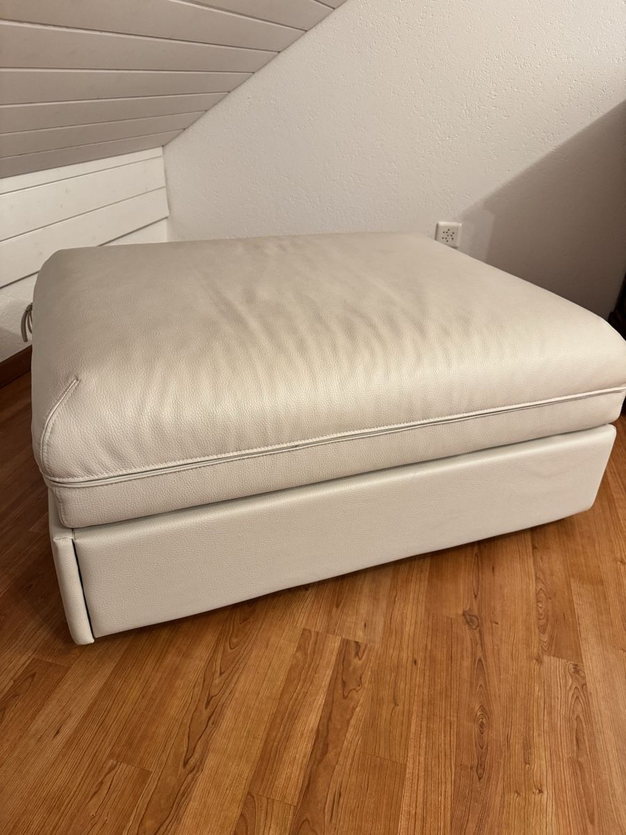Sofas: Polsterhocker mit Lattenrost beige Lederoptik neuwertig – Gebraucht aus Büttikon AG von jen_g5s9