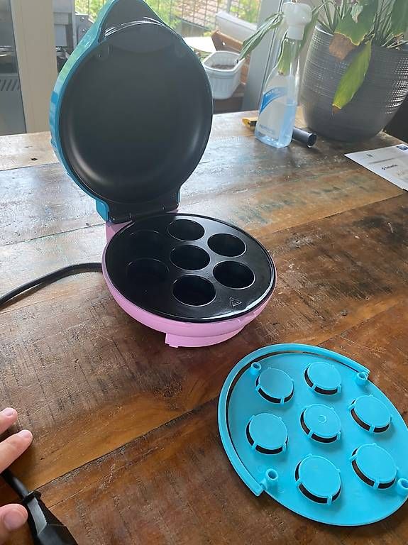 Elettrodomestici da cucina: Nostalgia Cupcake Maker  Mini Cupcake Maschine – Usato da Gutenswil venduto da Benist89 1