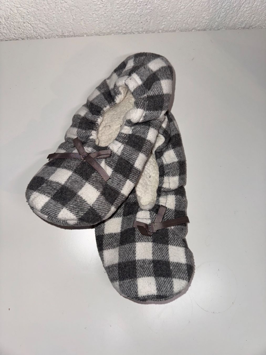 Chaussures hommes: Karierte Hausschuhe – D'occasion à Grosswangen par shoes.bags.and.co