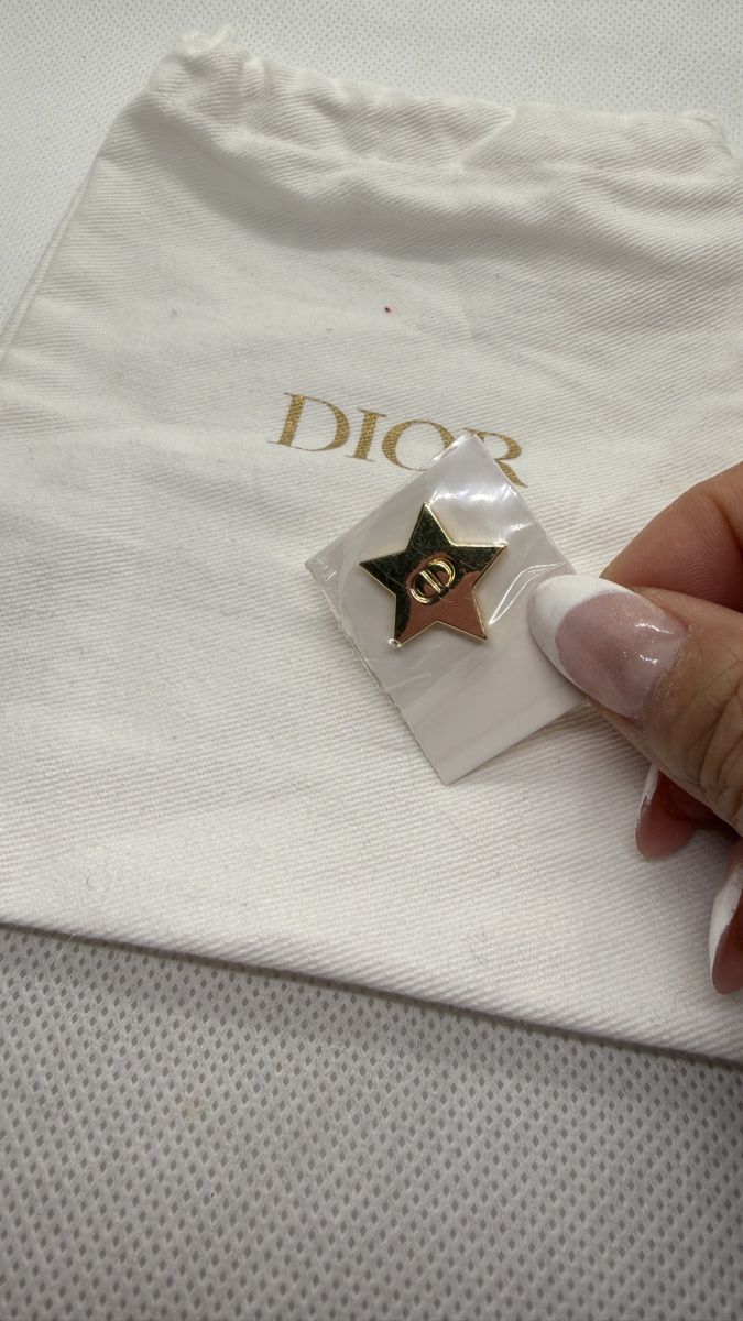 Broschen & Nadeln: Dior Star Pin Brooch+dust bag – Neu und originalverpackt aus Chur von Madeys