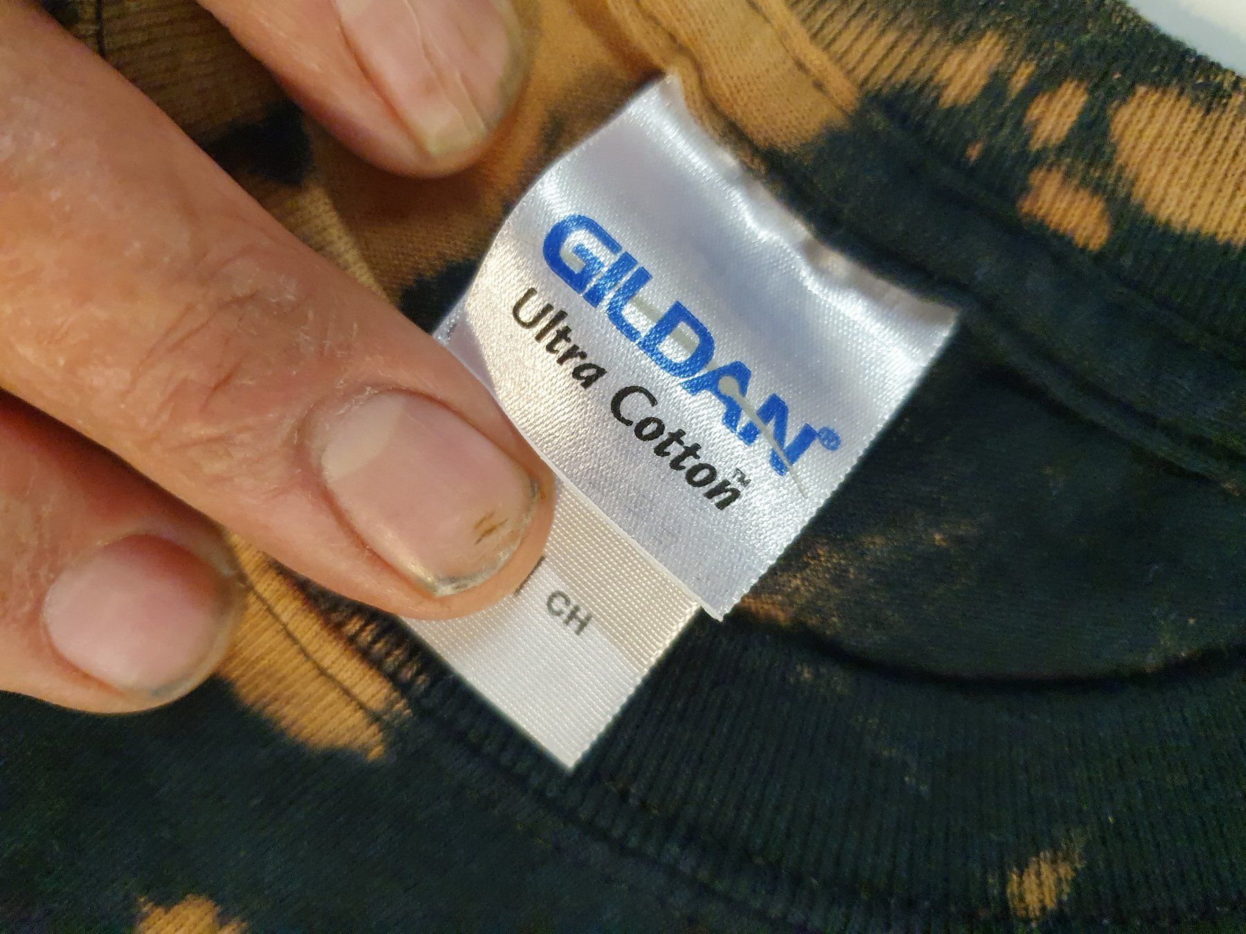 T-shirts: Gildan T-Shirt Batikmuster grösse M – D'occasion à Zürich par loosebone 2