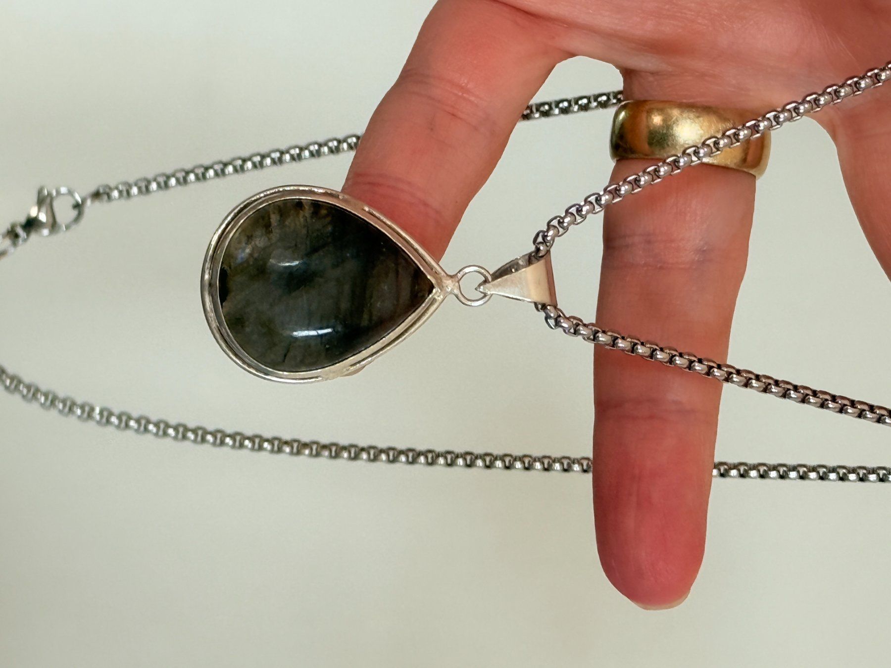 Catenine: Collier Labradorite - Élégance discrète ✨ – Nuovo e nell'imballaggio originale da Genève venduto da AGBERG 3