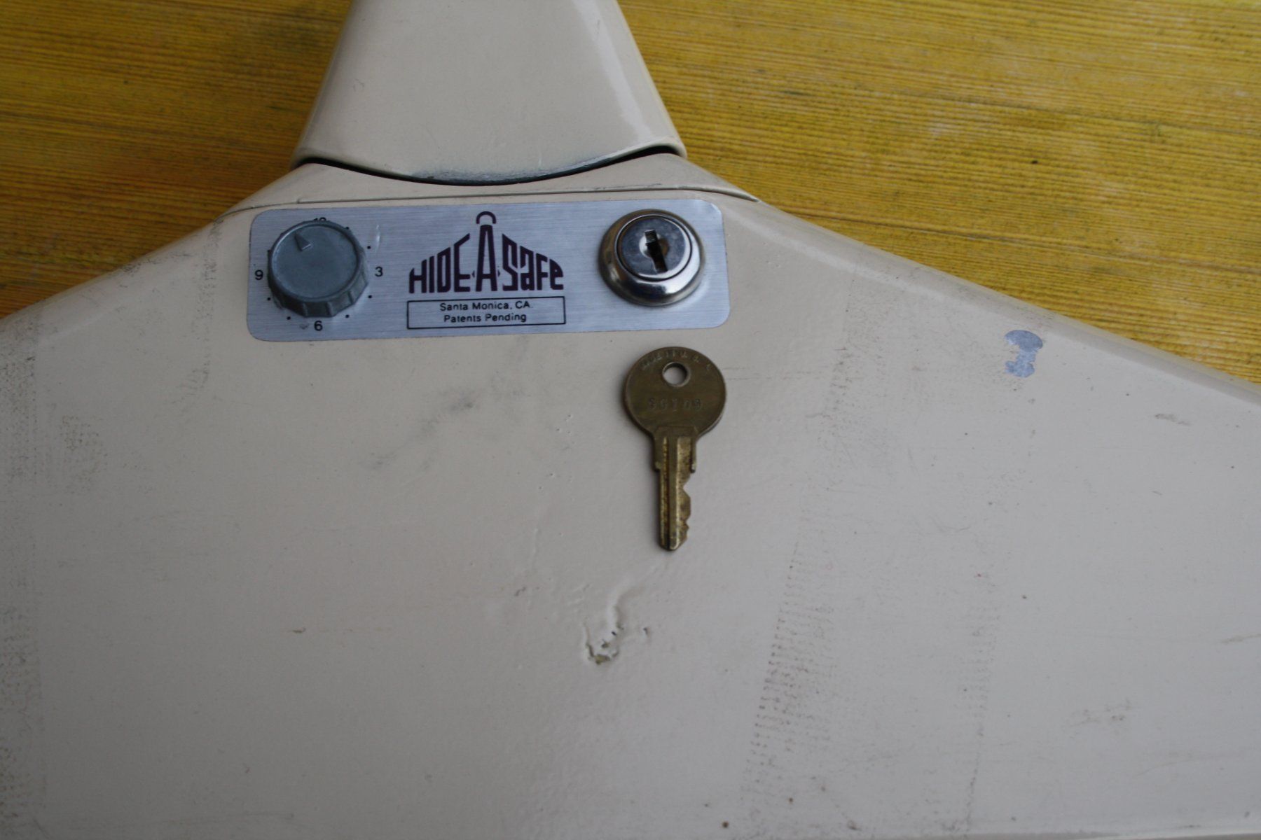 Tresor: VINTAGE HIDEASAFE  BÜGEL SAFE – Gebraucht aus Wauwil von Pneuedy 9