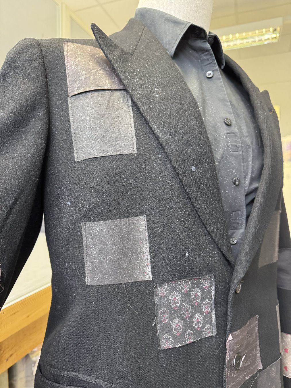 Anzüge: Patchwork Anzug mit Flicken, 3-teilig, handgenäht & Unikat – Gebraucht aus Thun von Thunerseespiele_FBM 1