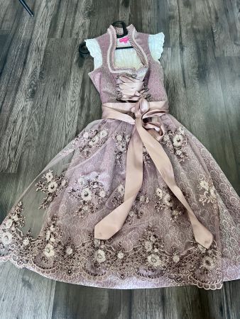 MarJo Dirndl in Altrosa/Rauchrose mit Spitzen-Schürze