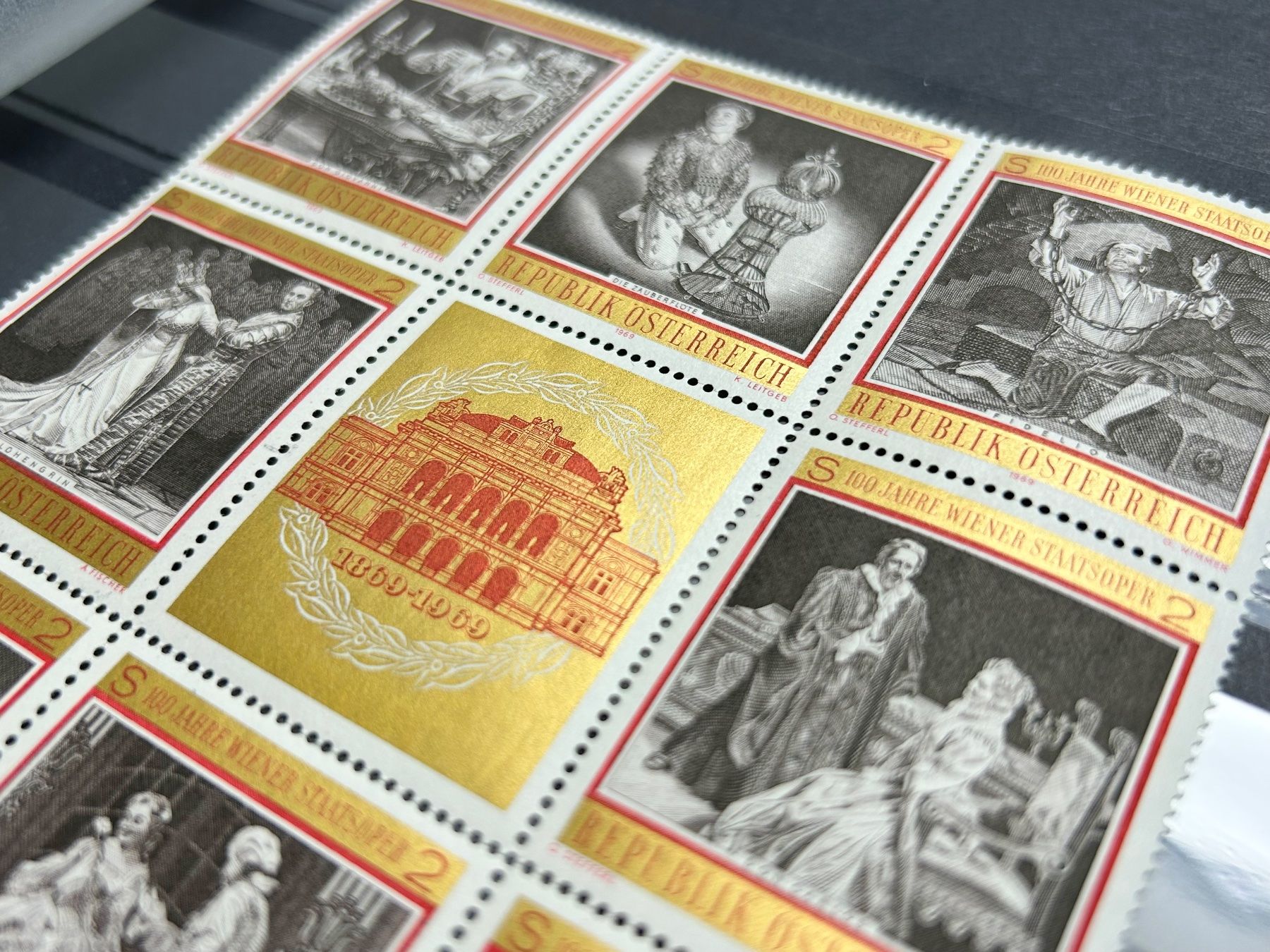 Alle Briefmarken: Exklusiver Block Wiener Staatsoper. Mit Gold! – Neu (gemäss Beschreibung) aus Braunau von Duczelli 2