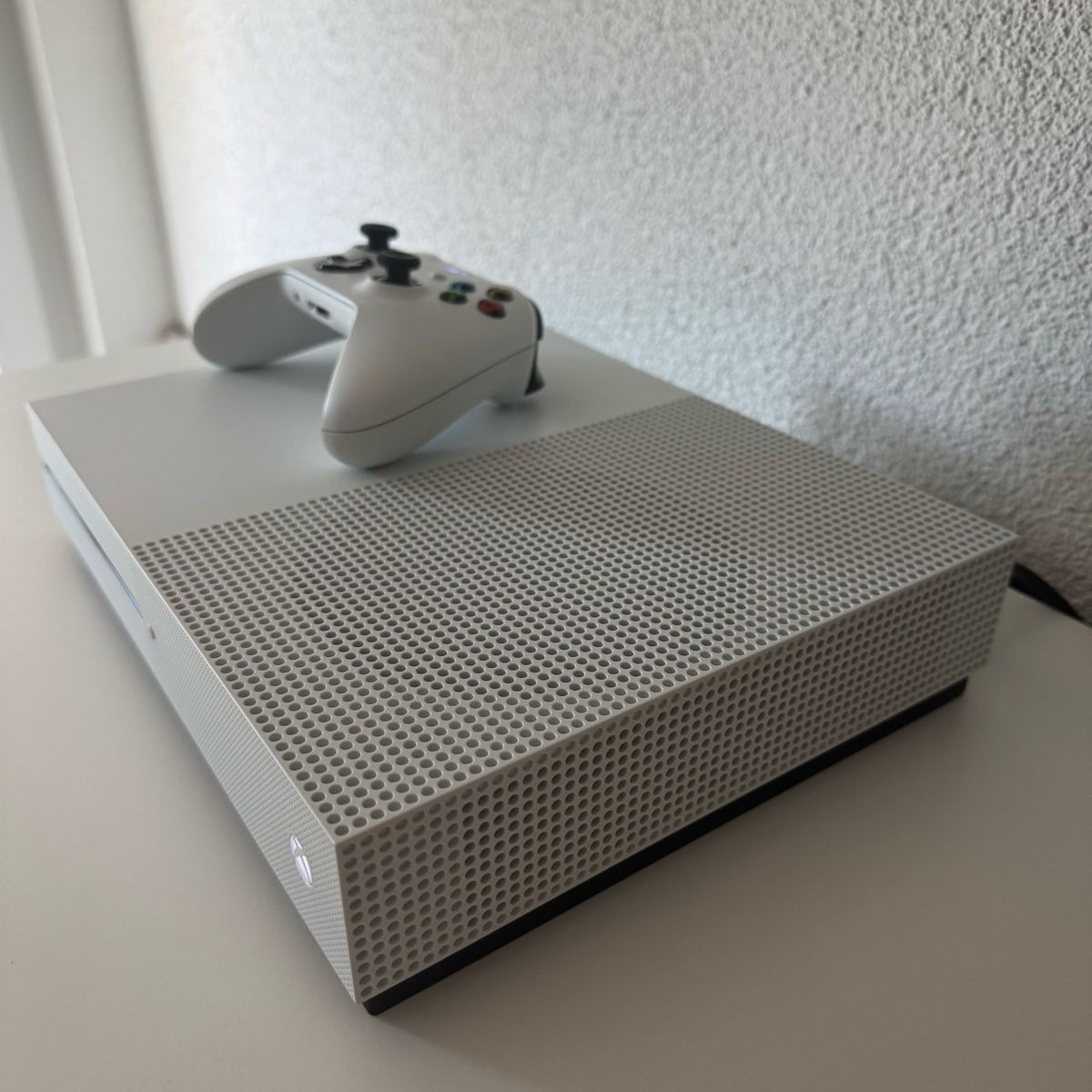 Microsoft Consoles: Xbox One S Konsole weiss mit Controller und Kabeln – Neuf (Voir description) à Rümlang par vla_9g7d 6