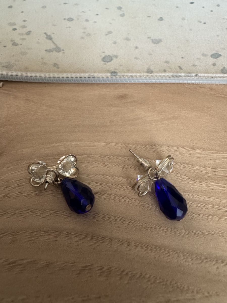 Orecchini pendenti & Orecchini a lobo: Orecchini fiocco con cristalli blu usato – Usato da Viganello venduto da BlackPanda0003