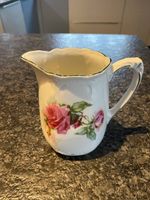 Kleines Milch/Rahm-Kännchen mit Rosenmotiv (Höhe ca. 10 cm)