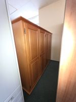 Grosser Kleiderschrank in Holzoptik