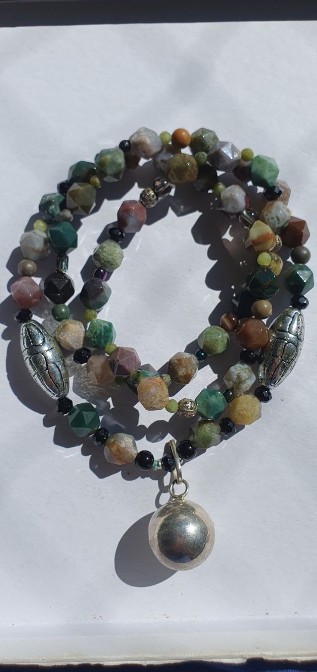 Catenine: Lang Kette aus Agate mit Silbern Kugel – Nuovo (secondo la descrizione) da Benglen venduto da Meercat3