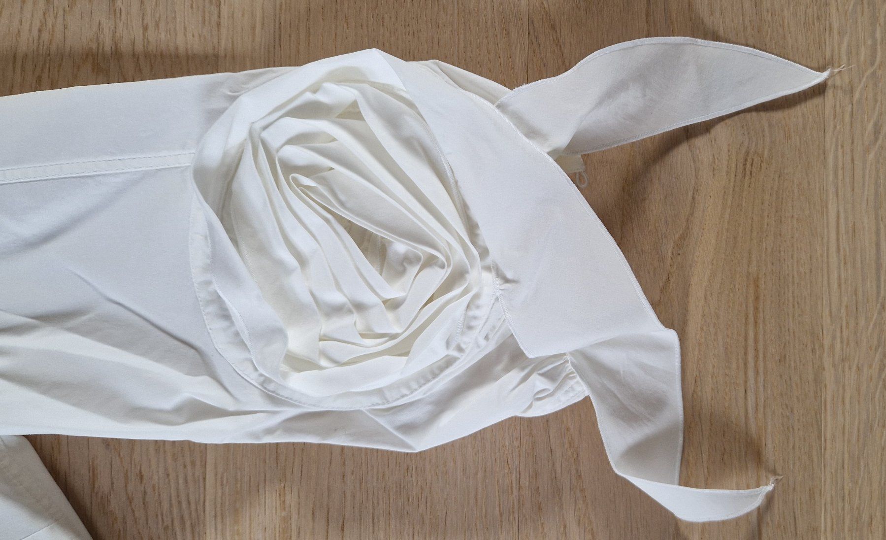 Blusen: Elegante weisse Bluse mit Rosenärmeln Gr. 36 – Gebraucht aus Gasel von sale65 1