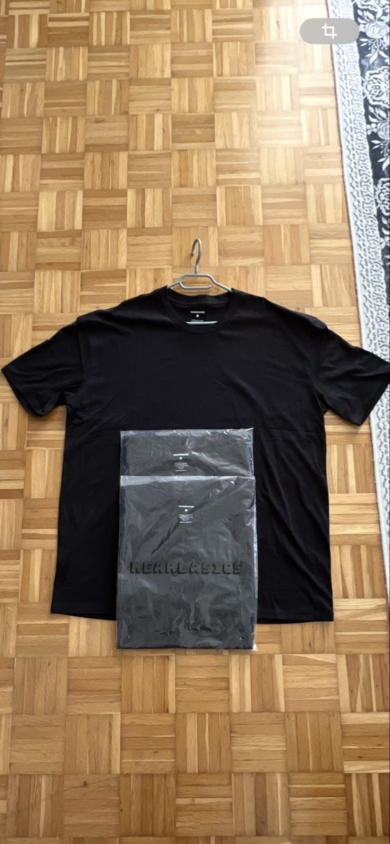 T-Shirts: Schwarzes Basic T-Shirt, Near Basics, Top Zustand! – Neu und originalverpackt aus Siebnen von toshi123 1