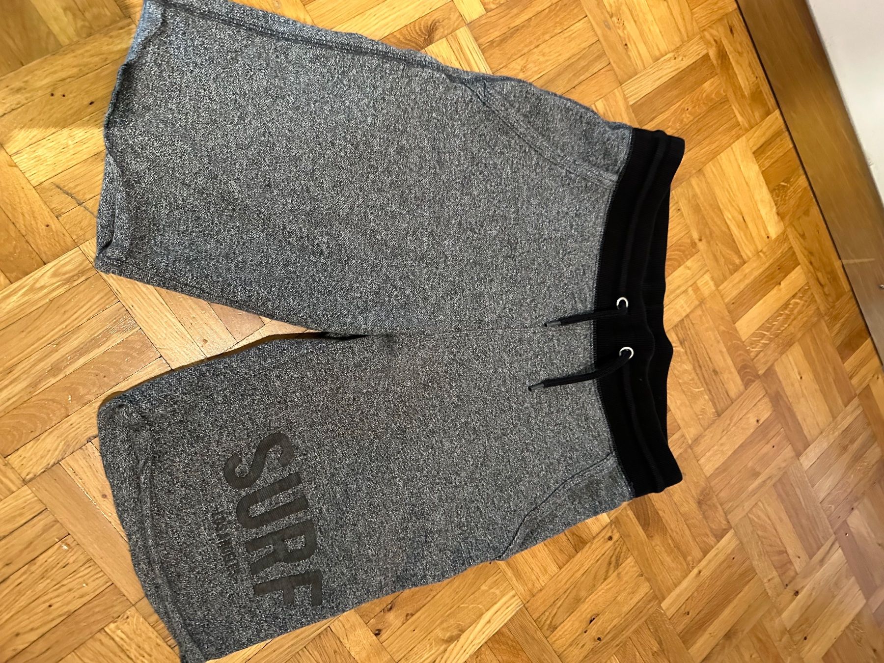 H&M Pantaloni: Sweethose/ kurze Trainerhose von h&m, Gr. 164 – Usato da Winkel venduto da Tatanof
