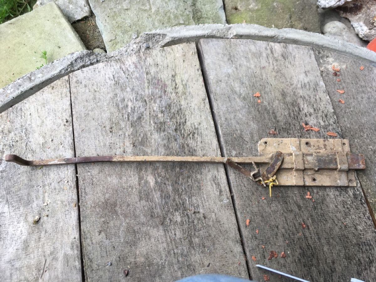 Lucchetti: Alter Riegel mit langem Arm, rostig – Usato da Wila venduto da Fritz-Wila