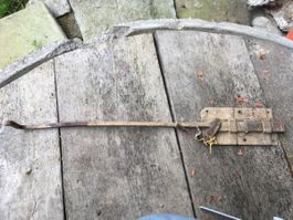 Alter Riegel mit langem Arm, rostig